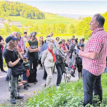 Wenn der Wald berührt - Revierförster Christoph Schmid (rechts) konnte viele Interessierte am diesjährigen Waldumgang begrüssen. Bilder: it