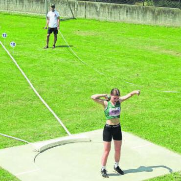 Gold im Kugelstossen - Larissa Utzinger aus Unterlunkhofen glänzte in Bellinzona. Bild: zg