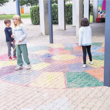 Sich wie Blinde gefühlt - Die Kinder erlebten, wie blinde Personen die Umwelt wahrnehmen. Bild: zg