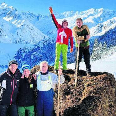 Freundschaft dank Miststock - Misten kann auch Spass machen: Die «Chilli-Bikers» greifen einem Geissenbauern regelmässig unter die Arme und erleben dabei einiges. Bild: zg
