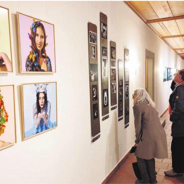 Einfangen, Festhalten, Denken - Die Gänge des Klösterli füllen sich an der Vernissage mit staunendem Publikum. Bild: Gianna Schläpfer