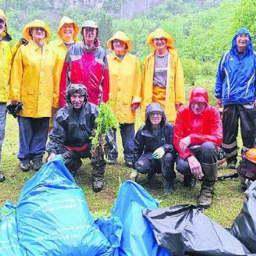 «Wir versetzen Berge» - Die «Bergversetzer» aus dem Freiamt im Einsatz. Bild: zg
