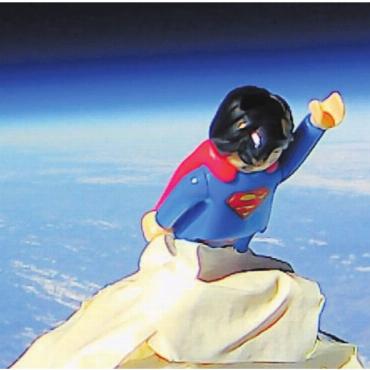 Gummibärchen im Weltall - Ein «Bremgarter Superman» im All. Möglich machte das die Bezirksschule Bremgarten. Bild: zg