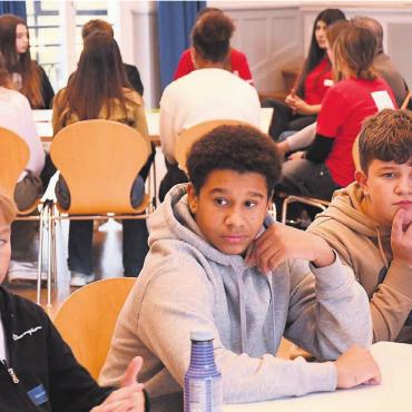 «Die Jungen sind gute Vorbilder» - Diese drei Jungs blicken ein wenig skeptisch: Aber alle drei zeigten viel Interesse an den vielfältigen Themen der Jugendsession.