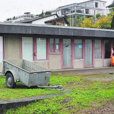Ende der alten Bauten - Der ehemalige Doppelkindergarten wirkt heute sehr baufällig. Bild: Roger Wetli