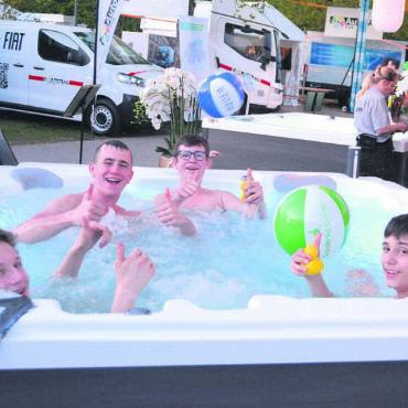 Begeisterung überall - Diese jungen Herren liessen es sich nicht nehmen, einen der ausgestellten Pools zu testen. Das Wasser war aber nicht etwa kalt, sondern warm.