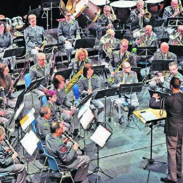 Musikalische Bilder - Die Musikerinnen und Musiker des Militärspiels Baden treten in Berikon mit einer Solistin aus Niederrohrdorf auf. Bild: zg