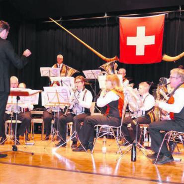 Unter neuer Leitung - Die Musikgesellschaften Oberwil-Lieli und Zufikon boten ein unterhaltsames Konzert. Bilder: tre