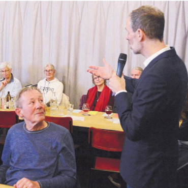 Andere Meinungen aushalten - In der Villmerger Braui kamen sich Fernsehmacher und Publikum näher. Arthur Honegger, Moderator der Nachrichtensendung 10 vor 10, beantwortete Fragen und nahm Lob, aber auch Kritik entgegen. Bilder: Chregi Hansen