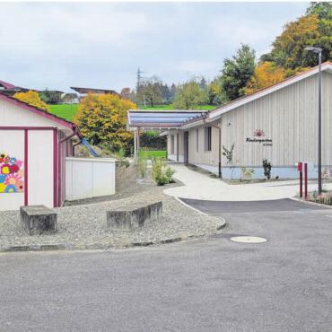 Mehr Platz zum Spielen - Nach dem Ausbau und der Sanierung des Kindergartens Althau (rechts) wird der Pavillon Riedmatte (links) nicht mehr benötigt. Das einst als Provisorium gedachte Gebäude wird nach über 50 Jahren abgerissen. Bild: Chregi Hansen