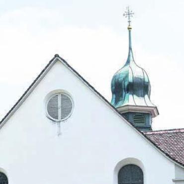 Handabdruck im Zentrum - Der Gottesdienst findet in der Pfarrkirche Hermetschwil statt. Bild: Archiv