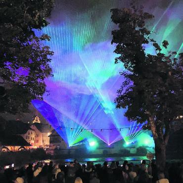 Zu Ehren der Schweiz - Nach dem Eindunkeln gab es zu Ehren der Schweiz eine Lasershow zu bestaunen.