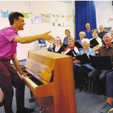 «D’Wält isch voll Blueme» - Der Gemischte Chor übt fleissig für das Konzert. Bild: zg