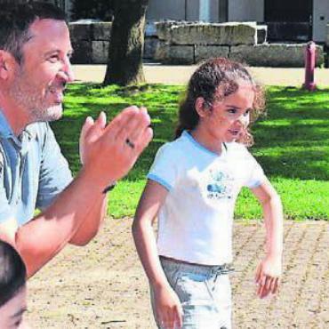 Mit Herz und Verstand - Bei einem Tanz mit zwei Kindergartenabteilungen musste Giovanni Soricelli seine Fitness unter Beweis stellen.
