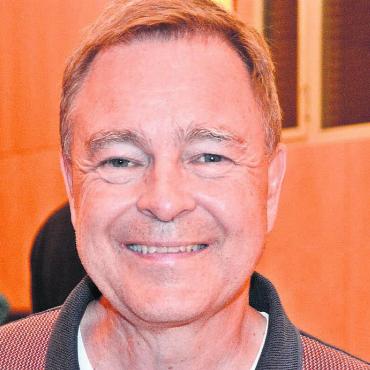 Verkauf statt Pause - Verbandspräsident Chris Springer führte durch die wichtige Abgeordnetenversammlung. Bild: Archiv
