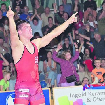 Wenn Dinge schiefgehen - Ein Moment, der für die Niederlage der Freiämter Ringer steht. Denn hier jubelt – aus Freiämter Sicht – der Falsche. Der Willisauer Tobias Portmann feiert den Sieg über Randy Vock im letzten Duell. Die Luzerner haben die unglaubliche Wende geschafft. Bild: wr