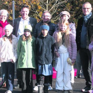 Parcours offiziell eröffnet - Sie freuen sich über die neue Pumptrackanlage zusammen mit den Kindern, welche die Anlage benutzen werden: (v. l.) Carolin Meyer und Roger Angst von der Raiffeisenbank Zufikon, Stadtrat Daniel Sommerhalder, Patricia Egloff von der Abteilung Bau und Schulleiter Guido Wirth. Bild: Vincenz Brunner