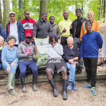 «Wir bleiben dran» - Gemeinsam mit Flüchtlingen aus drei Nationen hat der NAMU im letzten Jahr diverse Neophyteneinsätze im Murianer Wald durchgeführt.