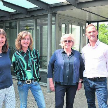Konstanz erhalten - Schulleiterin Bernadette Fuchs (2. v. r.) geht in Pension. Ihre Nachfolgerin ist Jeanette Egli (2. v. l.). Sie wird künftig mit Schulleiterin Susanne Merki und Gemeinderat Patrick Stangl zusammenarbeiten. Bild: Roger Wetli