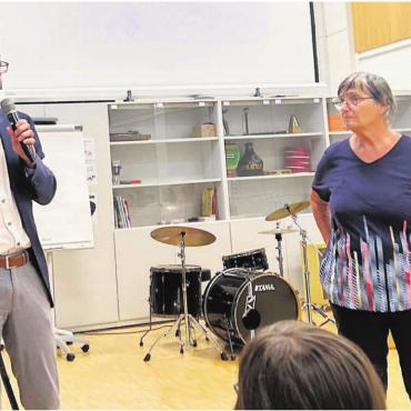 Zwischen Sternenstaub und Glauben - Pastoralraumleiter der katholischen Kirche am Mutschellen Michael Jablonowski führt mit der renommierten Astrophysikerin Kathrin Altwegg einen Dialog über Wissenschaft und Religion. Bild: Sabrina Salm