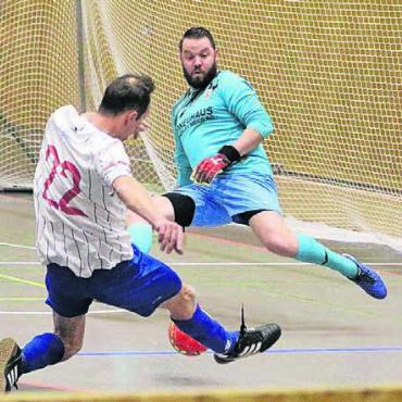 Mehr als Fussball - Spektakel trotz höherem Fussballalter. Im Bild: Othmarsingen gegen Villmergen.