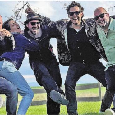 Einige Anpassungen - Sie organisieren die beiden Festivalabende: (v. l.) Oliver Magnin, Oliver Mauerer, Sabrina Stadler, David Meier, Thomas Keller, Thomas Hafner und Marcus Rundnagel. Es fehlt Andy Düsel. Bild: zg