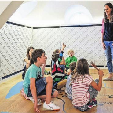Renaissance eines Handwerks - Schulklassen können im Rahmen des Lehrplans mit einer Vermittlerin die Dauerausstellung des Museums spielerisch erkunden und erhalten Einblick in verschiedene Materialien und die Herstellung. Bild: Felix Wey