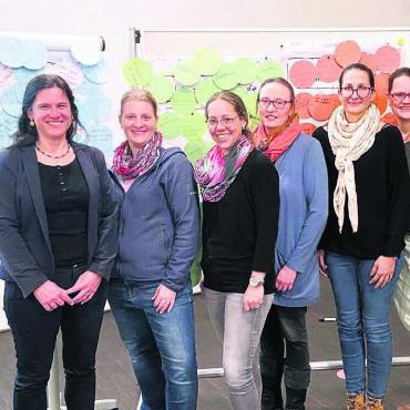 Der Angst die Stirn bieten - Austausch unter den Eltern ist wichtig, finden Yolanda Andreoli, Kursleiterin der Fachstelle Kompass (links), und die Vorstandsmitglieder des Familienvereins Fischbach-Göslikon. Der Verein hat den Vortragsabend organisiert. Bild: Sabrina Salm