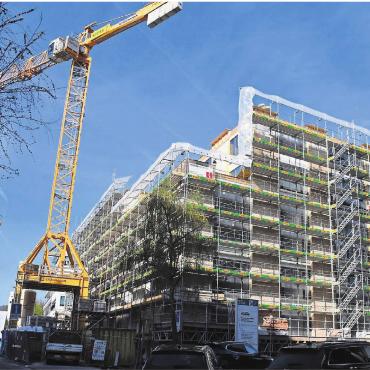 Positives Fazit – grosse Vorfreude - Der Umbau und Neubau der Aargauischen Kantonalbank an der Bahnhofstrasse kommt zügig voran. Im August werden die ersten Wohnungen bezogen werden können, im September wechselt dann die Bank an den herkömmlichen und erneuerten Sitz. Bild: Daniel Marti