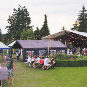 Inmitten blühender Blumen - Das Dottiker Open Air bietet neben viel spannender Musik auch eine einzigartige Stimmung. Hier wird mit viel Liebe zum Detail gearbeitet.