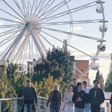 Ein Kitt für die Gesellschaft - Am Startabend tröpfeln die ersten Festwilligen ein. Nicht nur das Riesenrad verspricht eine Riesenfete mit Ausstrahlungskraft für die nächsten Tage. Bild: Sabrina Salm