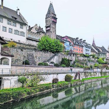 Steuerhammer in Bremgarten - Auch der Erhalt des berühmten Bremgarter Altstadt-Ortsbildes trägt zur Belastung des Stadthaushalts in den nächsten Jahren bei. Für die Sanierung der baufälligen Reussufermauer muss die Stadt einen Kredit über 2,27 Millionen aufnehmen. Bild: Marco Huwyler