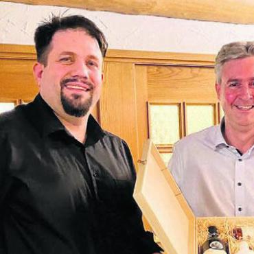 Claudio Müller vorgeschlagen - Claudio Müller, Präsident SVP-Ortspartei (links), durfte Nationalrat Christian Glur begrüssen. Bild: zg
