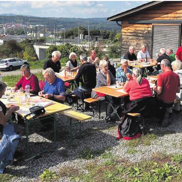 «Eine grosse Freude» - Bis zu 50 freiwillige Erntehelfer genehmigen sich ein wohlverdientes Mittagessen auf dem Rebberg. Bilder: zg
