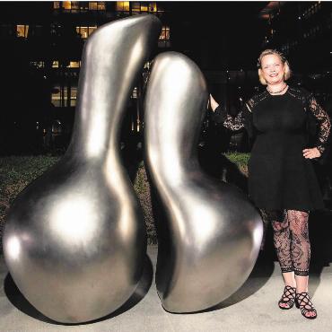 Ein Ritterschlag - Evelyne Brader besuchte ihr Kunstwerk anlässlich der Eröffnungszeremonie in Dubai. Bild: Arthur Justine Fotografie Dubai