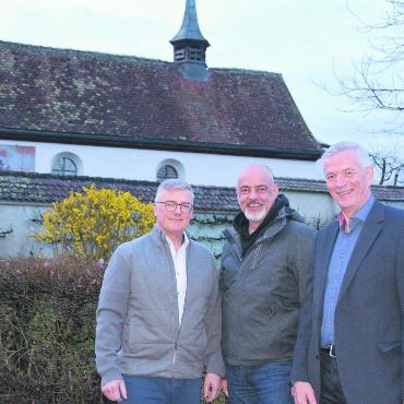 «Jetzt gehen wir vorwärts» - Die Stiftung Emaus als Eigentümerin der Kapelle und des Schwesternhauses hat ehrgeizige Pläne: Die drei Stiftungsratsmitglieder (v. l.) Martin Villiger, André Juchli und Daniel Stark geben Auskunft darüber. Bild: Sabrina Salm