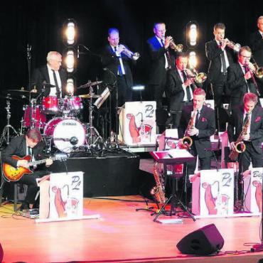 Ein einmaliges Konzert - Pepe Lienhard (klatschend) besucht mit seiner Big Band im Dezember Berikon. Bilder: zg / Roger Wetli