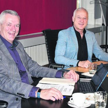 Bestes Ergebnis seit 2011 - Sie haben allen Grund zum Strahlen: Ammann Daniel Stark (links) und Hanspeter Füglistaler, Leiter Abteilung Finanzen, präsentierten einen hervorragenden Rechnungsabschluss. Bild: Erika Obrist