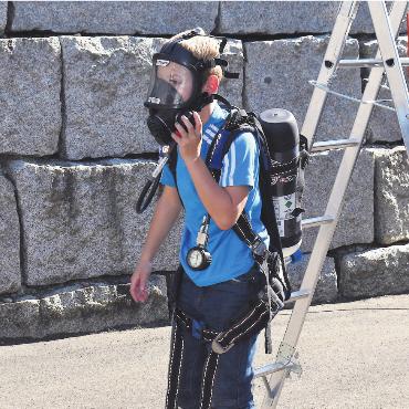Der Nachwuchs steht bereit - Hindernisparcours mit der Atemschutzausrüstung. Bild: eob