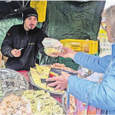 Einzigartig – selbst mit Hudelwetter - Auch abseits des historischen Handwerkes und des Mittelaltermarkts werden allerlei exquisite Spezialitäten angeboten.