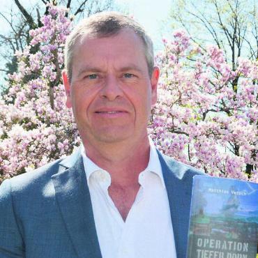 Russland an Landesgrenze - Matthias Vetsch ist stolz auf den ersten Band seines Romans. Bild: rwi