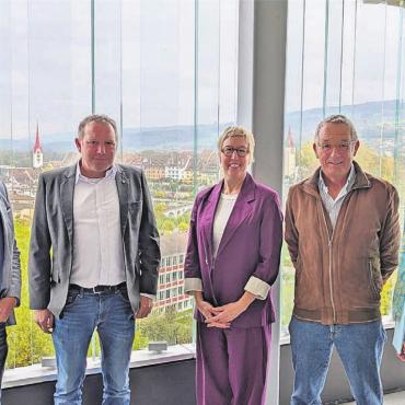 Allegra im Schlussspurt - Zufrieden mit dem Erreichten und voller Vorfreude (von links): Thomas Bopp (Stiftungsleiter), Matthias Peterhans (Bereichsleiter Ökonomie), Carmen Frei (Stiftungsrätin), Peter Trost (Architekt) und Kerstin Lücker (Bereichsleiterin Seminare und Gastronomie) im siebten Stock des neuen Allegra-Gebäudes hoch über Bremgarten. Bild: Marco Huwyler
