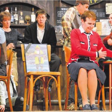 Jacky’s Improvisation ins Glück - Bei der Trauerfeier kommen die Verbindungen der Einwohner zu Ned Devine ans Licht. Mrs. Kennedy (Andrea Schuler), welche mit Ned über alles sprach, kommt ins Erzählen.