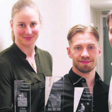 Vom Arzt genehmigt - Pokale in der Hand, Freude im Herzen: Julia Stierli (3. Rang), Sieger Roy Cipriano und Spezialpreisgewinner Pascal Strebel. Bild: spr