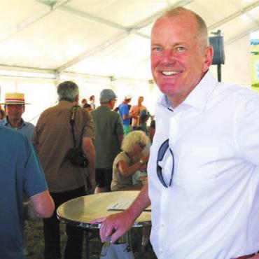 Dreifaches Fest in Sins - Selbst Regierungsrat Stephan Attiger muss anstehen in der Kolonne am Wurststand.