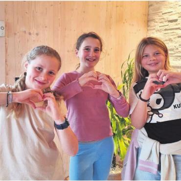 Auftreten zum Wohl anderer Kinder - Maja und Lena Link und Lia Huber (v. l.) mit dem Herz für Kinder. Aber auch für die Besucher ihrer Aufführung. Bild: Verena Anna Wigger