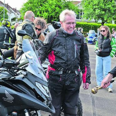  - Heitere Segnung für Gefährt und Fahrer. Bild: Albert Schumacher