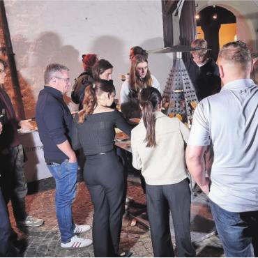 Gelungene Jungbürgerfeier - Feines vom «Tatarenhut» für 28 Jungbürgerinnen und Jungbürger und den Bremgarter Stadtrat. Bild: zg