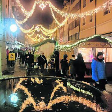 Die Weihnachtsengel - Ein Foto-Klassiker: die sich im Brunnenwasser spiegelnde Weihnachtsbeleuchtung der Marktgasse – heuer mit Regentropfen.