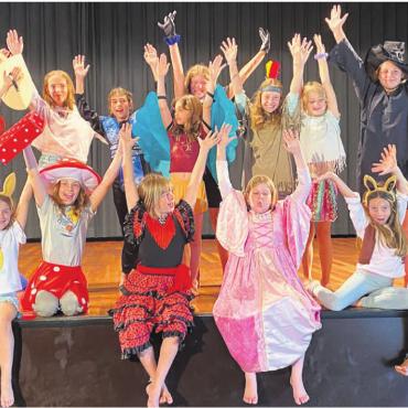 Bühne frei für kreative Kids - Viel Freude im Musical Camp: Erst wird kräftig geübt, dann folgt die Aufführung im Schulhaus Junkholz. Bild: pd